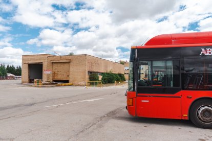 El deterioro de las dependencias de la carretera Poza es evidente.