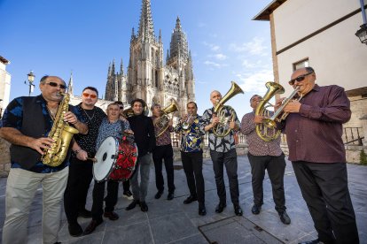 Fanfare Ciocarlia, con la Catedral de Burgos al fondo disfrutando de su música.