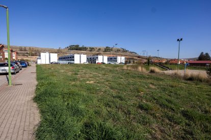 La parcela de equipamiento social está ubicada entre las calles Carmelo Bernaola y Marqués de Lorca.