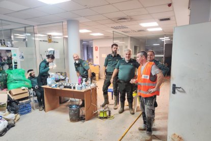 Jorge, con chaleco naranja, charla con agentes del puesto de la Guardia Civil en el que resolvió una avería.