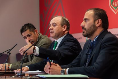 El portavoz de Vox, Fernando Martínez-Acitores, compareció junto a los concejales Raúl Martínez e Ignacio Peña para valorar el borrador del presupuesto de 2025,