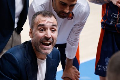 Salva Camps durante uno de los tiempos muertos en el partido ante el Valladolid en El Plantío.