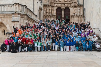 Foto de familia de los asistentes al pasacalles del Día del Peñista.