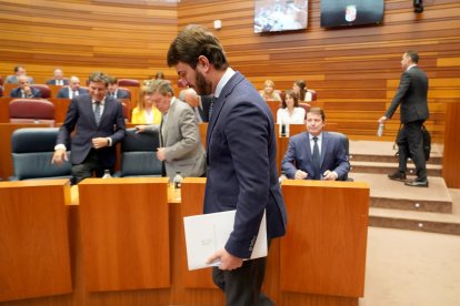 El portavoz de Vox, Juan García -Gallardo, a su llegada al Pleno de las Cortes de Castilla y León.