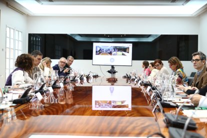 Reunión en la Moncloa del Comité de crisis para el seguimiento de los efectos de la DANA presidio por el presidente del Gobierno, Pedro Sánchez.