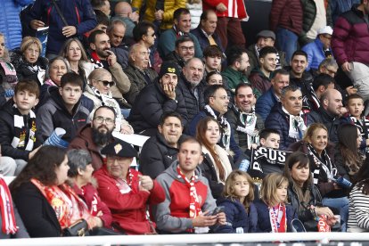 Blanquinegros y esportinguistas convivieron en armomía en las grada de El Plantío.