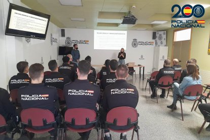 Imagen de la charla impartida en la comisaría.