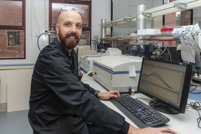 El doctor en Química Avanzada Saúl Vallejos lidera el Grupo de investigación de Polímeros de la UBU