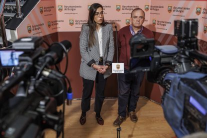 Andrea Ballesteros (PP), junto a Fernando Martínez-Acitores (Vox), tras la reunión mantenida con representantes de las tres agrupaciones vetadas.