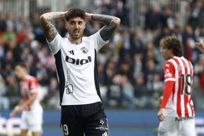 Fer Niño lamenta una ocasión durante el partido contra el Sporting.