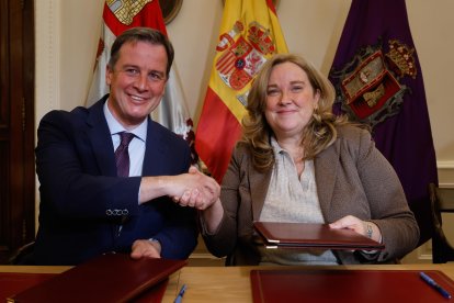 Borja Suárez y Cristina Ayala, tras la firma del convenio de colaboración entre Ayuntamiento y Diputación.