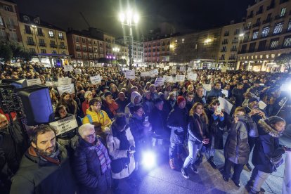 Concentración en la Plaza Mayor de Burgos en apoyo a las tres ONG vetadas por Vox.