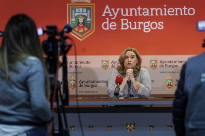 Cristina Ayala, durante la rueda de prensa en la que anunció que rectificará el presupuesto.