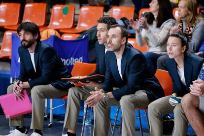 Camps y su equipo técnico, durante el partido de Copa de España contra Huesca.