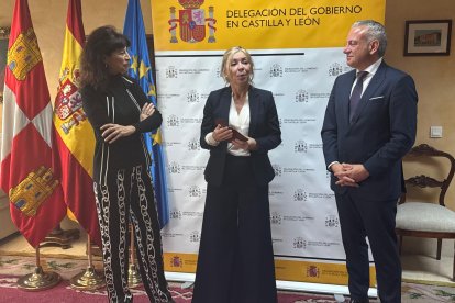 María Boado, en el centro, junto a la ministra de Igualdad, Ana Redondo, y el delegado del Gobierno, Nicanor Sen.