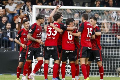 Los jugadores del Mirandés celebran uno de los goles.