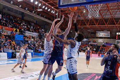 Imagen del partido entre el Grupo Ureta Tizona Burgos y Alimerka Oviedo.