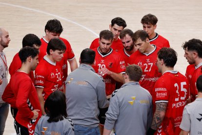 Los jugadores reciben instrucciones durante un partido en El Plantío.