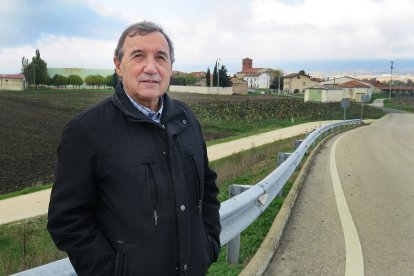 El religioso Eduardo Marroquín Osua, en la entrada a la localidad de Fuentebureba.