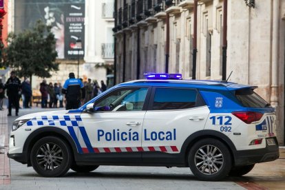 Un vehículo de la Policía Local apostado en el centro de la ciudad.