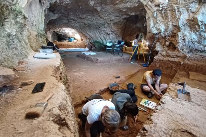 Vista general de la campaña de excavación de este año en el nivel 4 de la cueva de Prado Vargas.