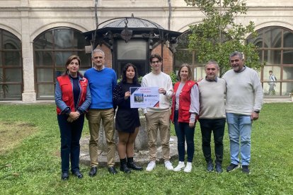 Representantes de la comunidad educativa del IES López de Mendoza junto a integrantes de Cruz Roja.