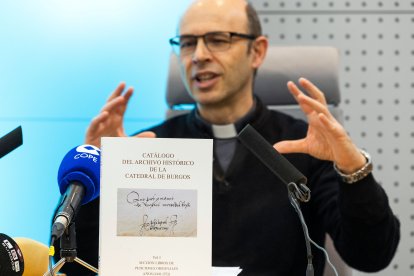 Entre los legajos, una petición de Felipe Bigarny con firma incluida que es la portada del libro en el que se registran más de 2.000 peticiones al Cabildo de la Catedral.