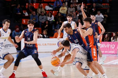 Imagen del partido entre el Grupo Ureta Tizona Burgos y Oviedo.