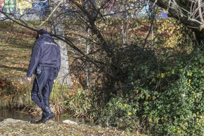 Un policía nacional, en el río Arlanzón, buscando pistas tras el hallazgo del bebé muerto.