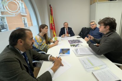 Un momento de la reunion de los ediles de Vox y reoresentantes de la plataforma María Amigo.
