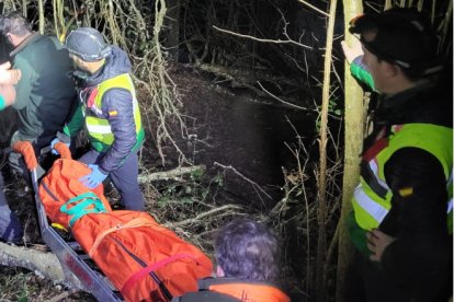 Guardias civiles de montaña rescatan el cduerpo de un cazador