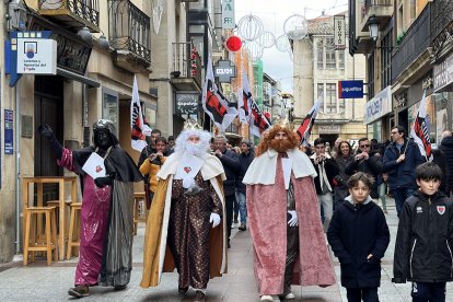 Miembros de la plataforma ciudadana Soria ¡Ya! acompañados por los Reyes Magos registran las firmas recogidas para pedir al ministro de Transportes y Movilidad Sostenible la retirada del nuevo mapa concesional de transporte de viajeros por carretera.
