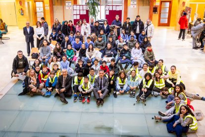 Foto de familia de los 186 escolares que han registrado los estatutos de su cooperativa en la Junta.