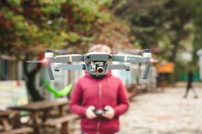 Un piloto volando un dron.