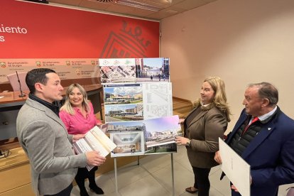 La alcaldesa y la concejal del área observan la parcela en la que se ubicará el nuevo centro cívico de la ciudad con los representantes de la empresa.