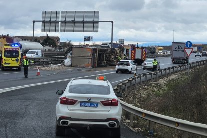 Vuelco de un camión con basura en la A-1 en Cortes.