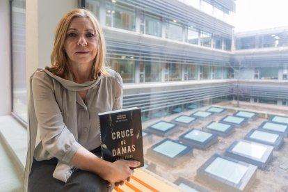 La fiscal María Boado, con un ejemplar de 'Cruce de damas', en los juzgados de Reyes Católicos.