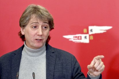 El secretario general electo del PSOECyL, Carlos Martínez, participa en un encuentro con militantes del PSOE de Burgos, junto a la portavoz de la Comisión Ejecutiva Federal y secretaria de los socialistas burgaleses, Esther Peña.