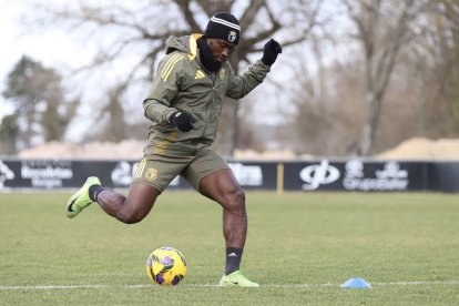 El lateral izquierdo Ghislain Konan entrenando con la equipación del Burgos CF.