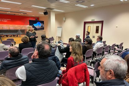 Un momento de la reunión de la alcaldesa, Cristina Ayala, con las organizaciones.