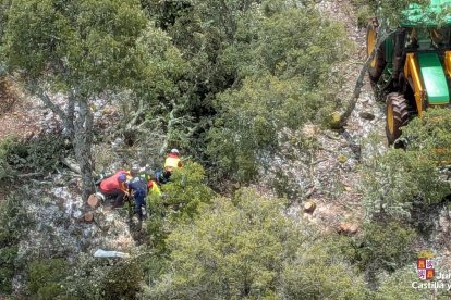 Herido un hombre tras cortarse con una motosierra en Ciruelos de Cervera (Burgos).