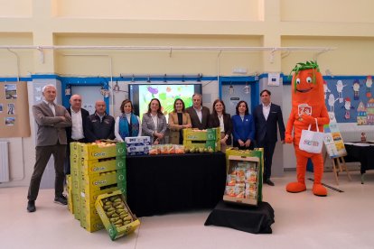 La consejera de Agricultura, Ganadería y Desarrollo Rural, María González Corral, y la de Educación, Rocío Lucas, presentan el programa de reparto de frutas y hortalizas en centros educativos en Laguna de Duero (Valladolid).