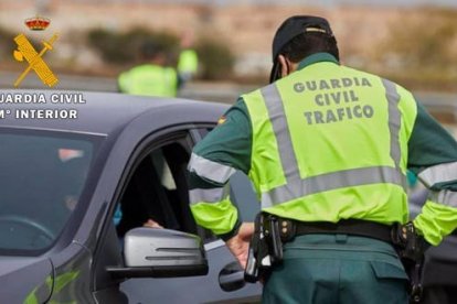 Archivo - La Guardia Civil de Valladolid auxilia a una familia tras el cierre accidental de un vehículo con un bebé en su interior.