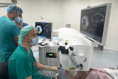 David Galarreta Mira, el jefe del Servicio de Oftalmología del Hospital Clínico Universitario de Valladolid, en una de las primeras intervenciones con el láser de femtosegundo.