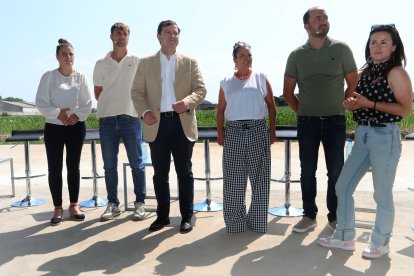 El presidente de la Junta de Castilla y León, Alfonso Fernández Mañueco, presenta medidas de apoyo al sector agrario de la Comunidad, en la imagen con jóvenes agricultores y ganaderos (IaD) Gloria Suarez, Victor Gutierrez, Alfonso Fernánez Mañueco, Noelia Fernandez, Antonio Torres y Nerea del Río.
