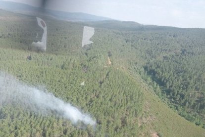 Imagen del incendio declarado en Portugal en una zona próxima a Zamora.