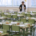 Una trabajadora prepara el comedor escolar, en una imagen de archivo. RAÚL OCHOA