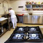 Una empleada de Cáritas trabajando en uno de los comedores sociales de la entidad.-SANTI OTERO
