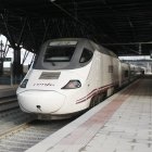 Un Alvia en la estación Rosa de Lima de Burgos.-RAÚL G. OCHOA