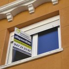 Vivienda de segunda mano con el cartel de venta.-María Martínez